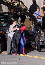 组图：新《蜘蛛侠》热拍 新戏服全身照曝光