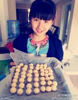 组图：小彩旗自制点心纹身特别 童年萌照可爱