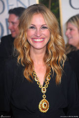 高清组图：朱莉娅-罗伯茨长款项链充满异域风