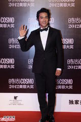 组图：孙俪倪妮低胸红装 李宇春金喜善惹注目