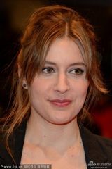 组图：评委格蕾塔-葛韦格性感深V裙遭恶搞