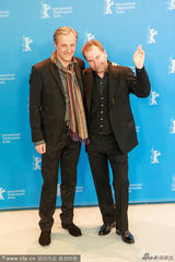 组图：《天堂希望》发布会 导演亲吻女星