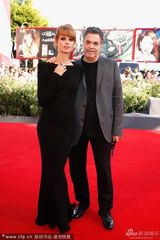 组图：《我是阿拉伯人》首映 女星裸背黑裙惊艳