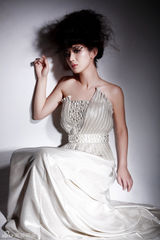 章雯淇《黑狐》展纯柔之美  鸟窝头秀脱俗气质(图)