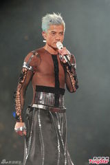 高清图：郭富城透视装秀胸肌 演唱会虚惊一场