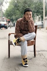 组图：包贝尔豹纹装亮相 “青年节”搞怪萌照