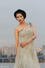 高清图：高圆圆韩国拍摄芭莎大片工作花絮3