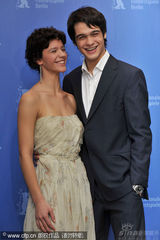 幻灯图：《吹口哨》柏林记者会 男女主角亲昵不避嫌