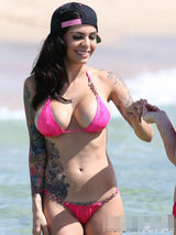 组图：辣模哈米比基尼兜巨波 大秀纹身巨钻抢眼