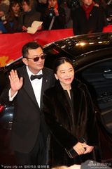 组图：《副作用》首映 王家卫携妻子助阵