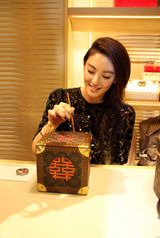 组图：张雨绮超短裤秀玉腿 麻花辫时尚青春