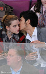 高清：艾玛-沃特森和好友看冰球 神情暧昧似约会