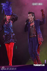 高清组图：郑伊健演唱会 舒淇登台与其热吻