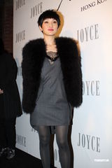 组图：周迅霍思燕出席品牌晚会 毛皮外套驱寒保暖