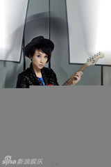 幻灯图：孔琳创意拜年写真 大秀英伦摇滚风