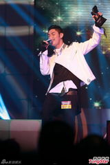 组图：容祖儿否认妒忌王菀之夺奖 陈奕迅力挺