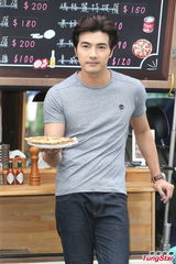 组图：贺军翔新剧不当高富帅 化身颓废老爸