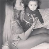 组图：蕾哈娜金发红唇野性 吊带装俯身泄春光