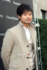 组图：郑允浩金正恩千正明出席皮鞋品牌发布会