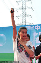 幻灯图：郭晶晶郑州主持长跑仪式 黑色短裙亮相