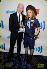 组图：麦当娜助阵同志颁奖礼 小帽红唇俏皮扮嫩