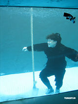 幻灯图：陈奕迅不惧寒冷水中拍摄新歌MV