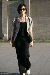 组图：刘孜产后母亲节复出 薄施脂粉露姣好身材