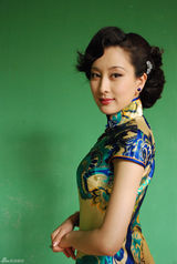 高清图：马苏玲珑身段展旗袍风韵  多剧热播掀热潮 