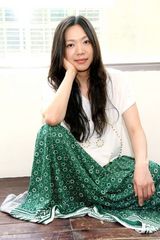 幻灯组图：万芳五年后发新专辑 着绿色长裙春意盎然