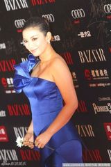 高清图：黄奕芭莎盛典似娇艳花朵 含苞待放