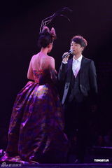 组图：周慧敏香港开唱 超短裙上阵扮少女