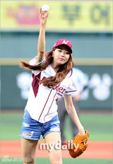 组图：Dal shabet秀彬佑熙担任棒球比赛开球嘉宾