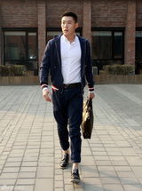 组图：白微冬日混搭街拍凸显型男范儿