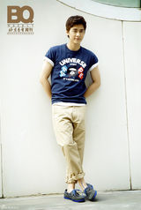 组图：李易峰盛夏街拍 简单装扮潮范气质