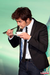 组图：陈柏霖迈入三十大关 代言生啤不惧啤酒肚