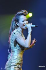 组图：周润发夫妇携手出席活动 李玟唱《月光爱人》