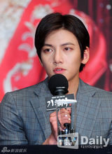 组图：河智苑宣传《奇皇后》抹胸裙红唇性感