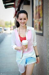 组图：张定涵街拍秀美腿 演绎清新时尚丽人