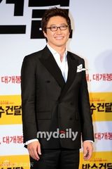 组图：朴信阳金正泰出席新片《神汉流氓》发布会