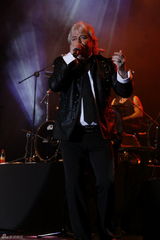 组图：空气补给乐队上海开唱 翻唱席琳-迪翁成名曲