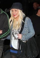 组图：克里斯蒂娜携男友夜晚出游难掩笑意