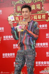 组图：黄宗泽自曝单身 尴尬不看陈嘉桓巨胸造型