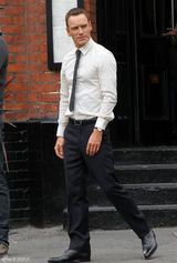 组图：《法律顾问》片场 哈维尔-巴登造型雷人