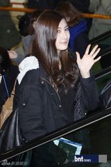 组图：f(x)少女时代Beast等亮相机场展休闲时尚风采