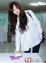 组图：4minute泫雅为韩普选投票 黑白配休闲亮相