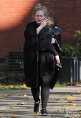 组图：阿黛尔素颜抱子出街 见狗仔一脸不悦