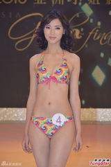 组图：宫雪花火红蕾丝扮Gaga抢镜 为亚姐支招