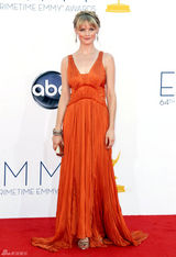 组图：《真爱如血》女星琳赛-帕斯非尔露背裙亮相