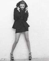 组图：朱莉20岁写真露美腿 插足皮特婚姻因真爱