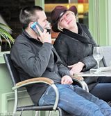 组图：劳伦斯与男友霍尔特恩爱出街 戒指秀甜蜜